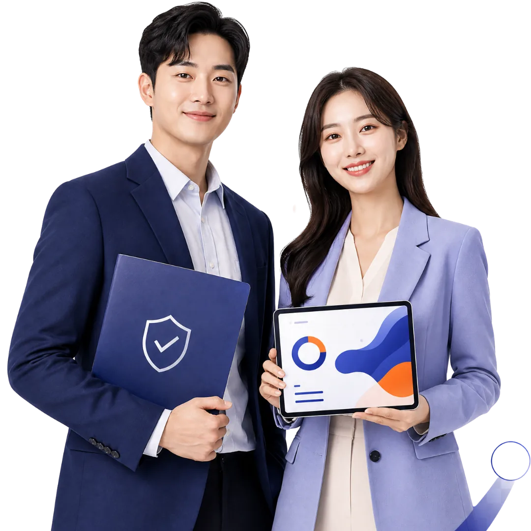 소액대출 안내 자료를 들고 있는 뉴데이론 상담 직원